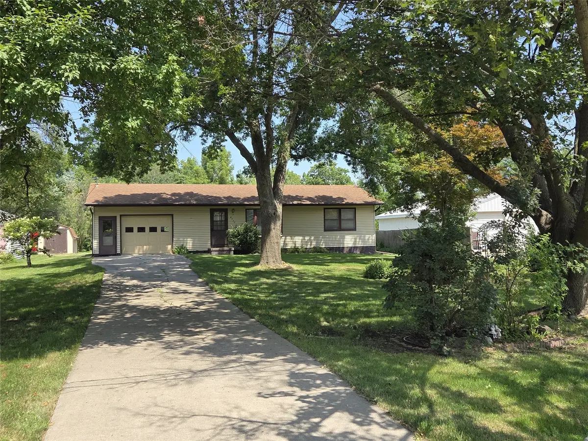 2030 E Leland Avenue, Des Moines, IA 50320 - #1