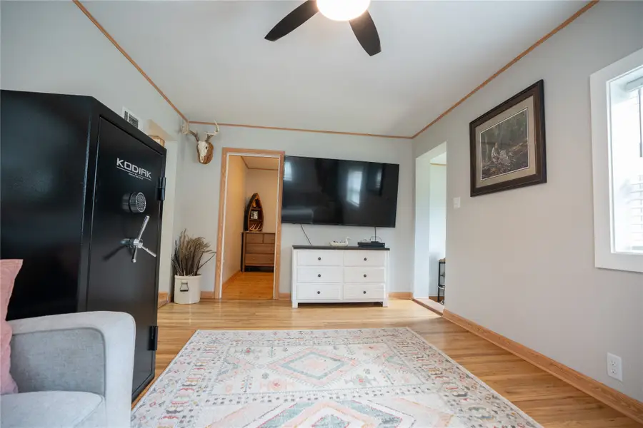 816 S 4th Avenue, Winterset, IA 50273 - #3