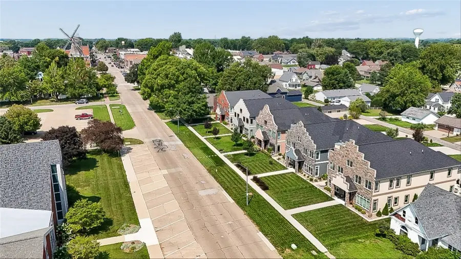 404 Franklin Street, Pella, IA 50219 - #3