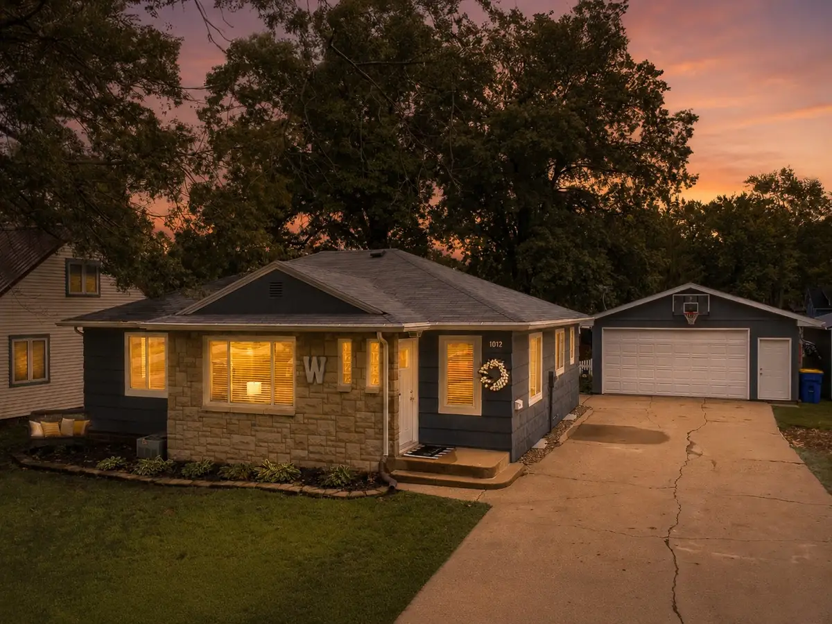 1012 W 2nd Street, Pella, IA 50219 - #1