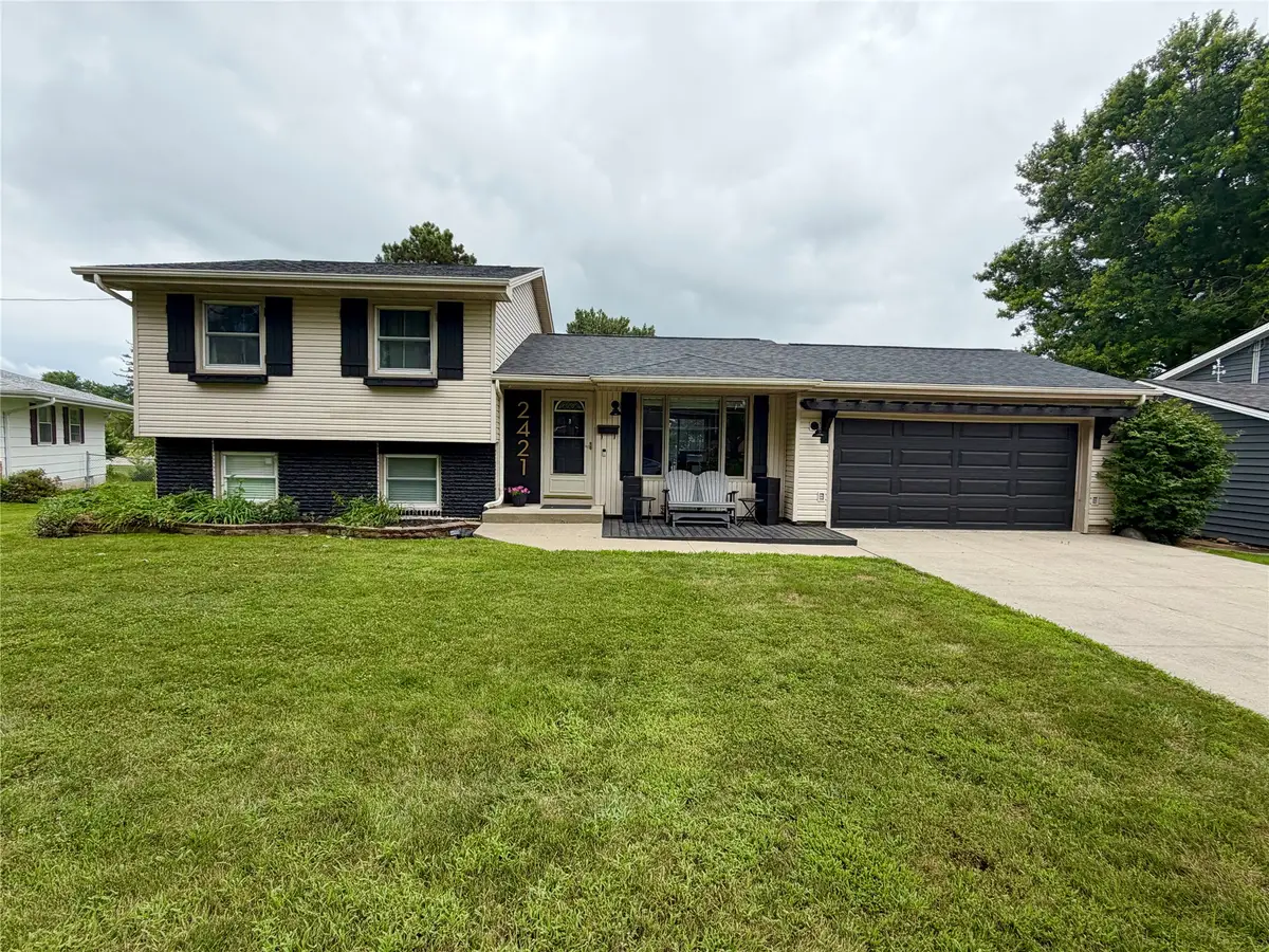 2421 N 2nd Avenue E, Newton, IA 50208 - #1