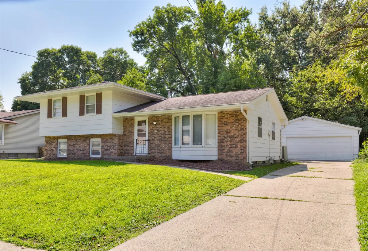 8416 Airline Avenue, Urbandale, IA 50322 - #1