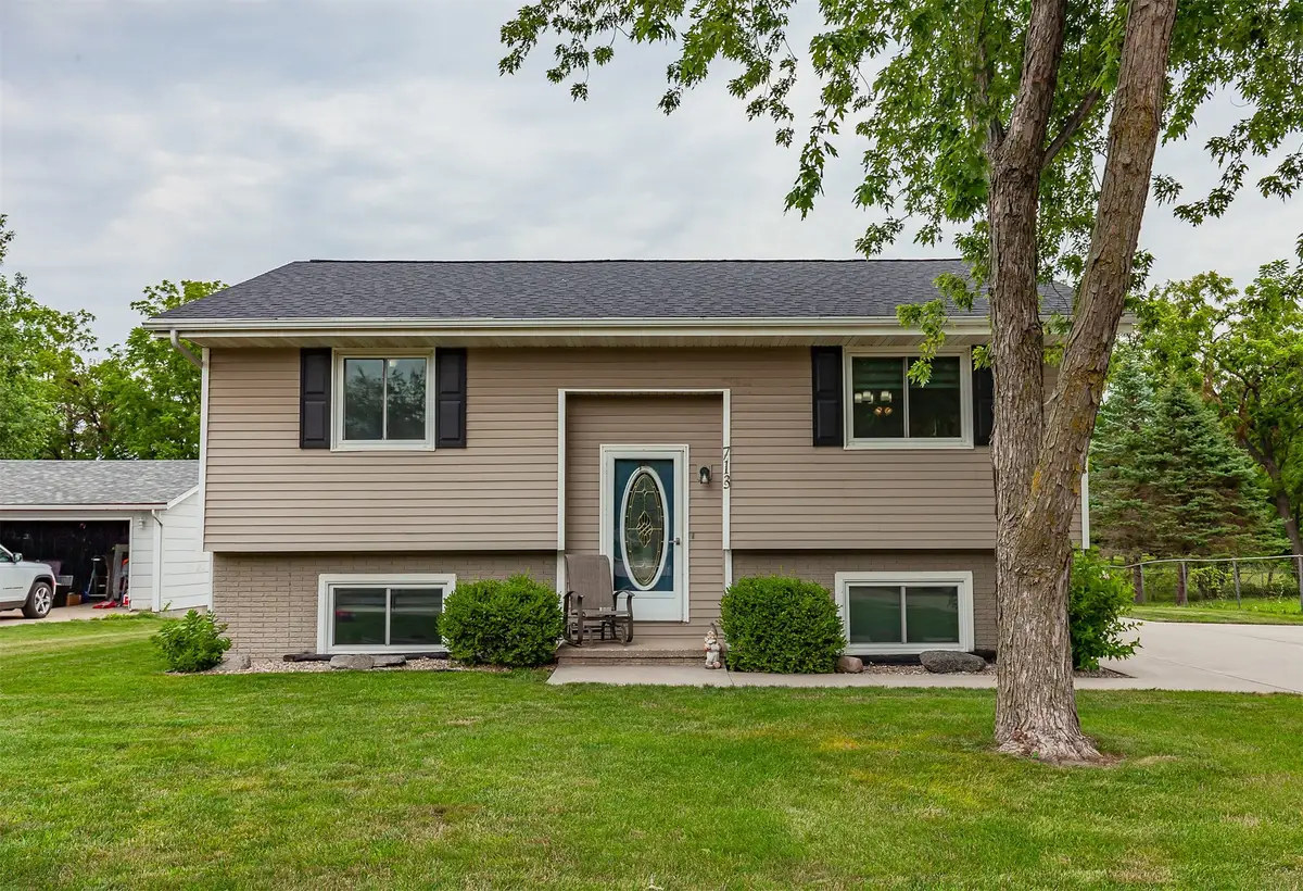 713 10th Avenue Nw, Altoona, IA 50009 - #1