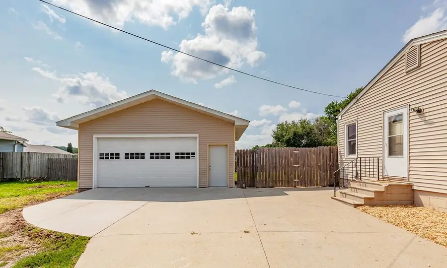 2020 E 40th Street, Des Moines, IA 50317 - #3