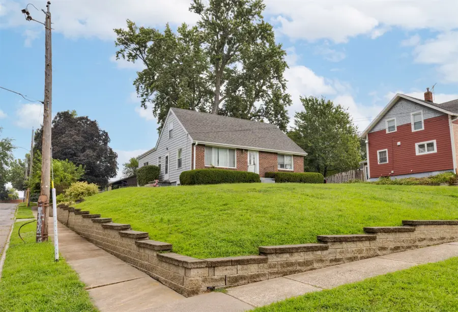 6409 Roseland Drive, Urbandale, IA 50322 - #3