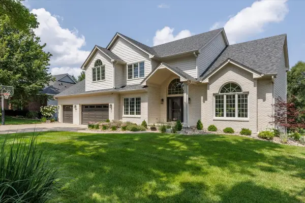 15035 Woodcrest Drive, Clive, IA 50325