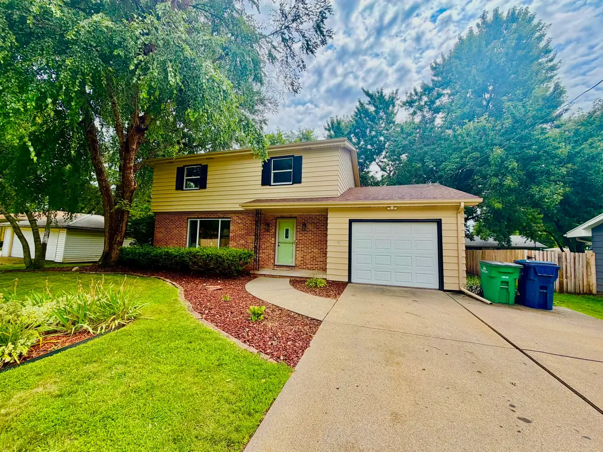 8304 Airline Avenue, Urbandale, IA 50322 - #1