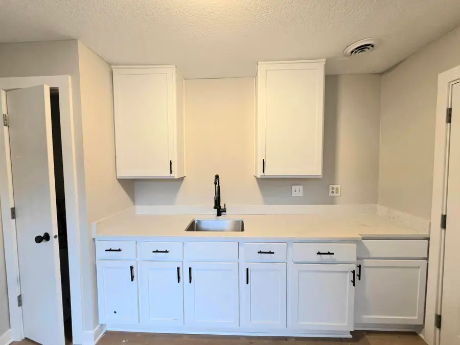 511 E 27th Street S, Newton, IA 50208 - #3