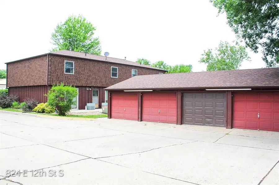 824 E 12th Street S, Newton, IA 50208 - #3