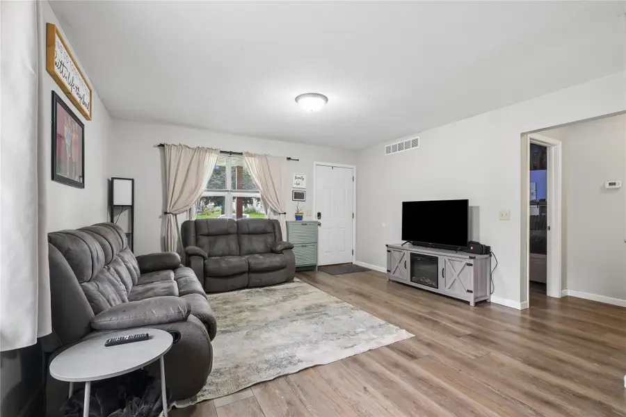 514 W Montgomery Street, Knoxville, IA 50138 - #3