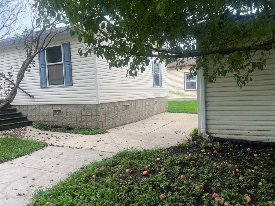 255 N Chestnut Avenue, Earlham, IA 50072 - #2