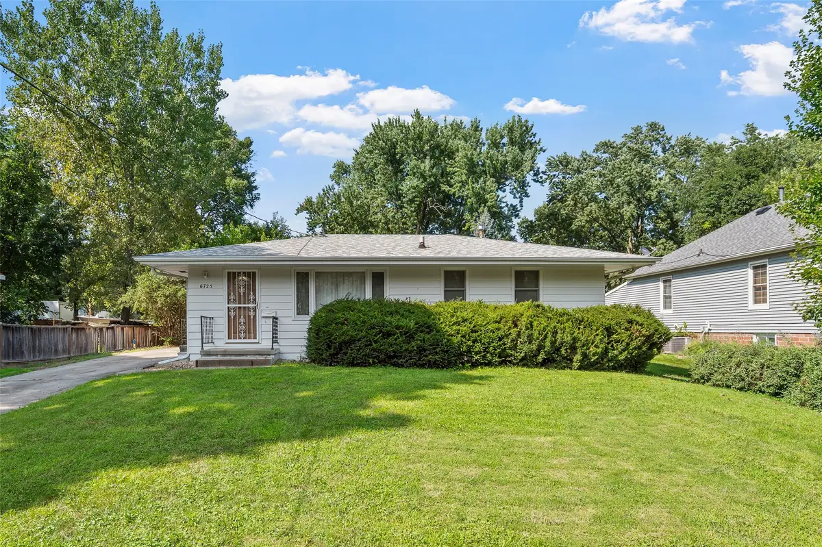 6725 Roseland Drive, Urbandale, IA 50322 - #1