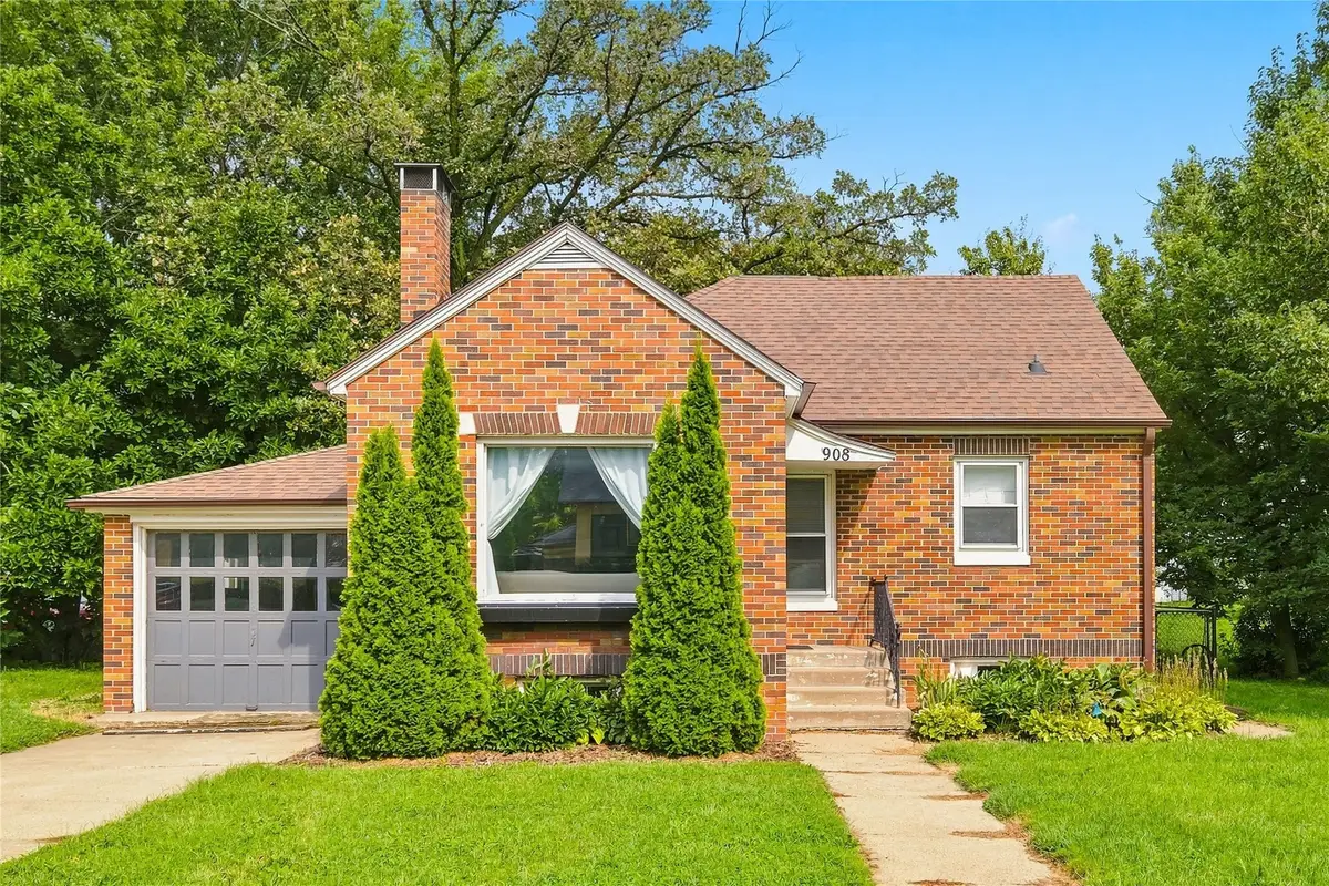 908 Elm Street, Grinnell, IA 50112 - #1