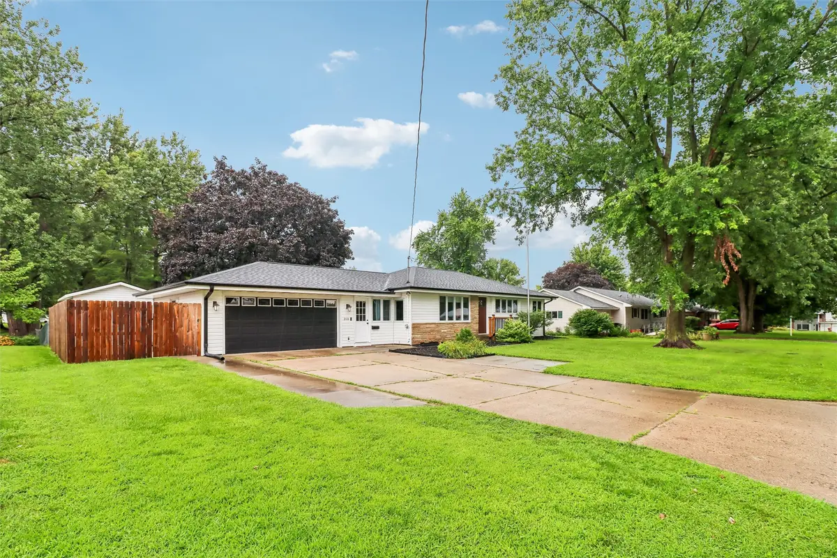 210 E 28th Street S, Newton, IA 50208 - #1