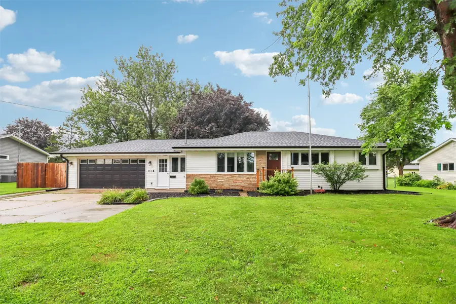 210 E 28th Street S, Newton, IA 50208 - #2