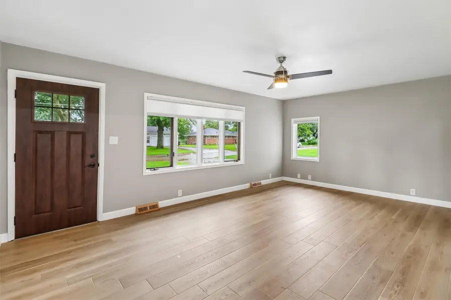 210 E 28th Street S, Newton, IA 50208 - #3