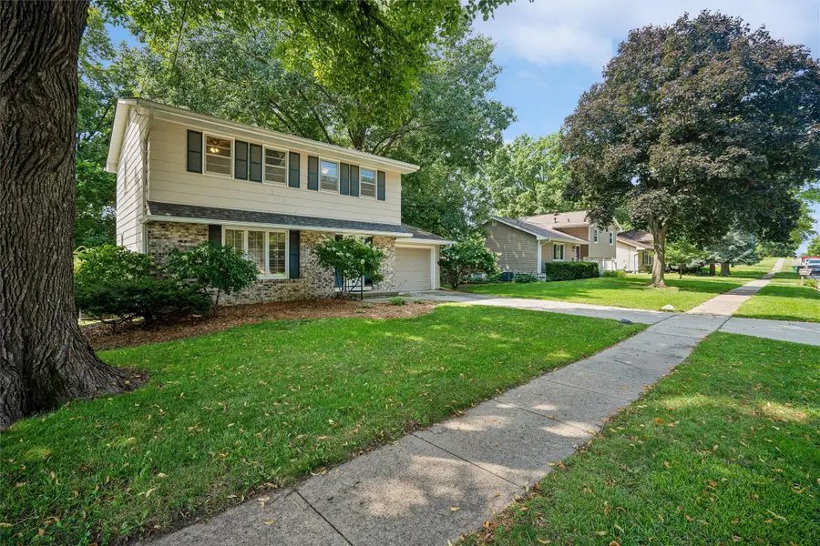 8666 Sunny Hill Drive, Clive, IA 50325 - #2