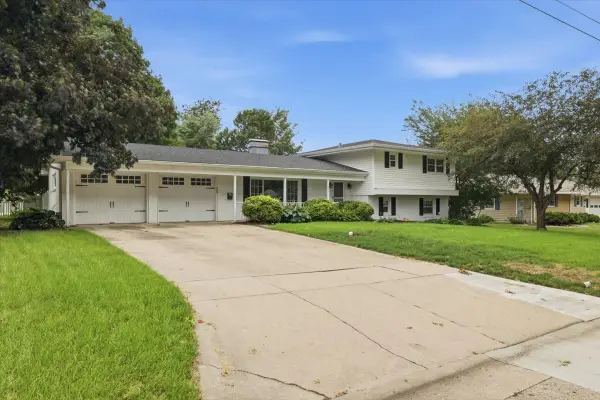 1203 S 14th Avenue W, Newton, IA 50208