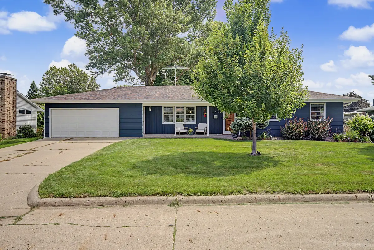 204 E 21st Street N, Newton, IA 50208 - #1