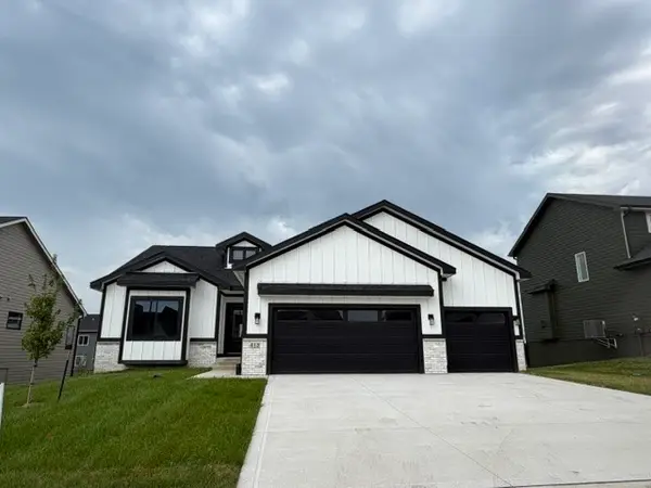 415 NW Red Oak Court, Waukee, IA 50263