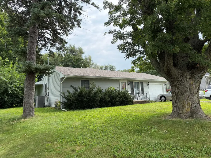 404 E 25th Street S, Newton, IA 50208 - #2