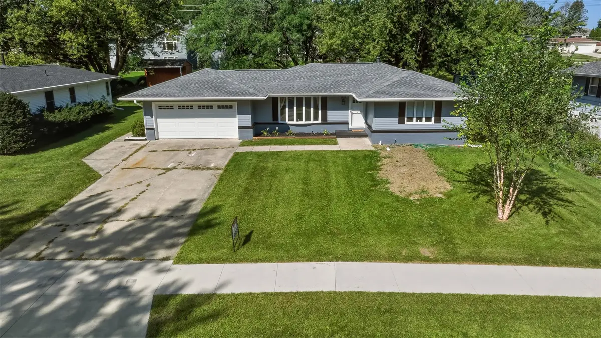 1833 Spencer Street, Grinnell, IA 50112 - #1