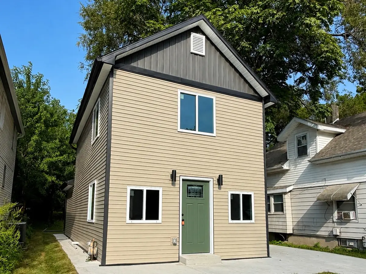 1042 17th Street, Des Moines, IA 50314 - #1