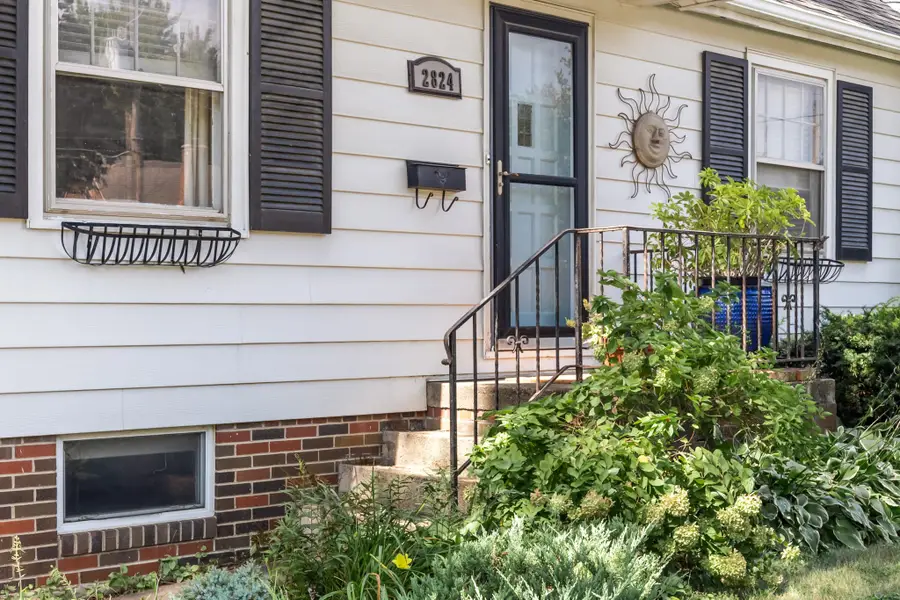 2824 44th Street, Des Moines, IA 50310 - #2