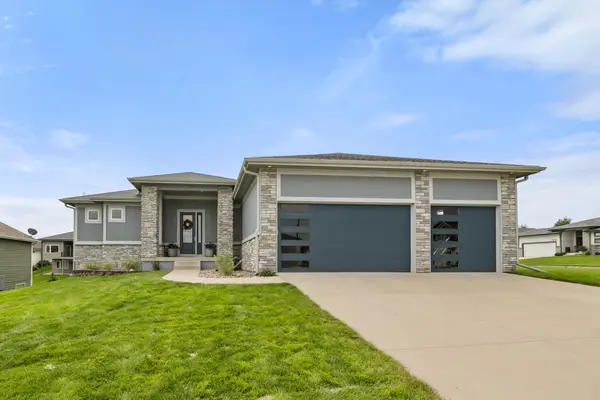 16238 Walnut Meadows Court, Urbandale, IA 50323