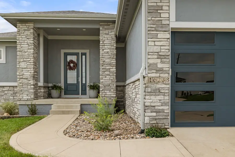 16238 Walnut Meadows Court, Urbandale, IA 50323 - #2