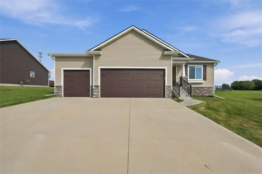 1806 Lakeview Drive, Pella, IA 50219 - #2