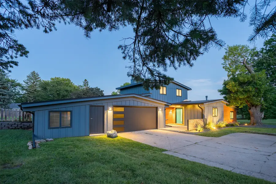 2809 Lakeland Drive, Urbandale, IA 50322 - #2