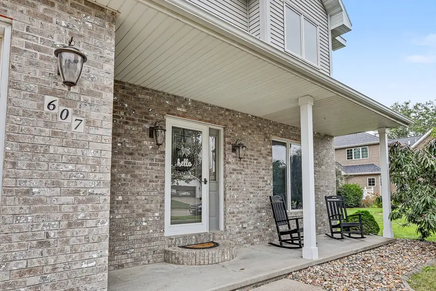 607 E 16th Street, Pella, IA 50219 - #3