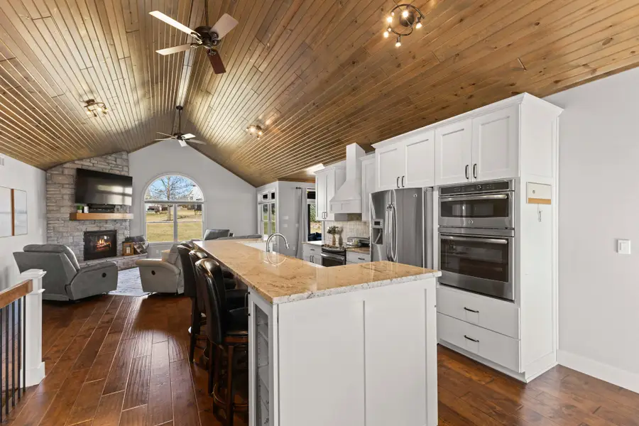 1024 Fountain View Drive, Pella, IA 50219 - #2