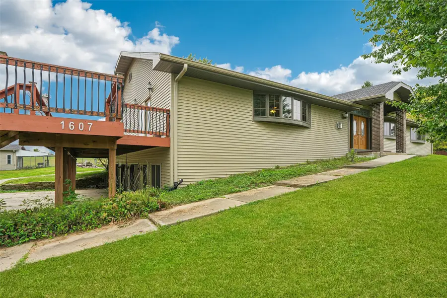 1607 N 23rd Avenue W, Newton, IA 50208 - #3