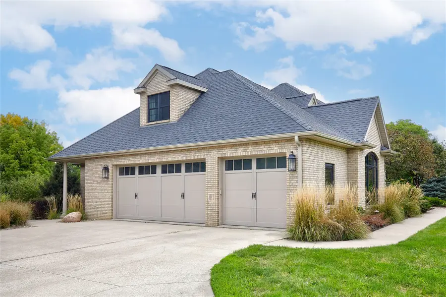 3248 N 18th Avenue W, Newton, IA 50208 - #3