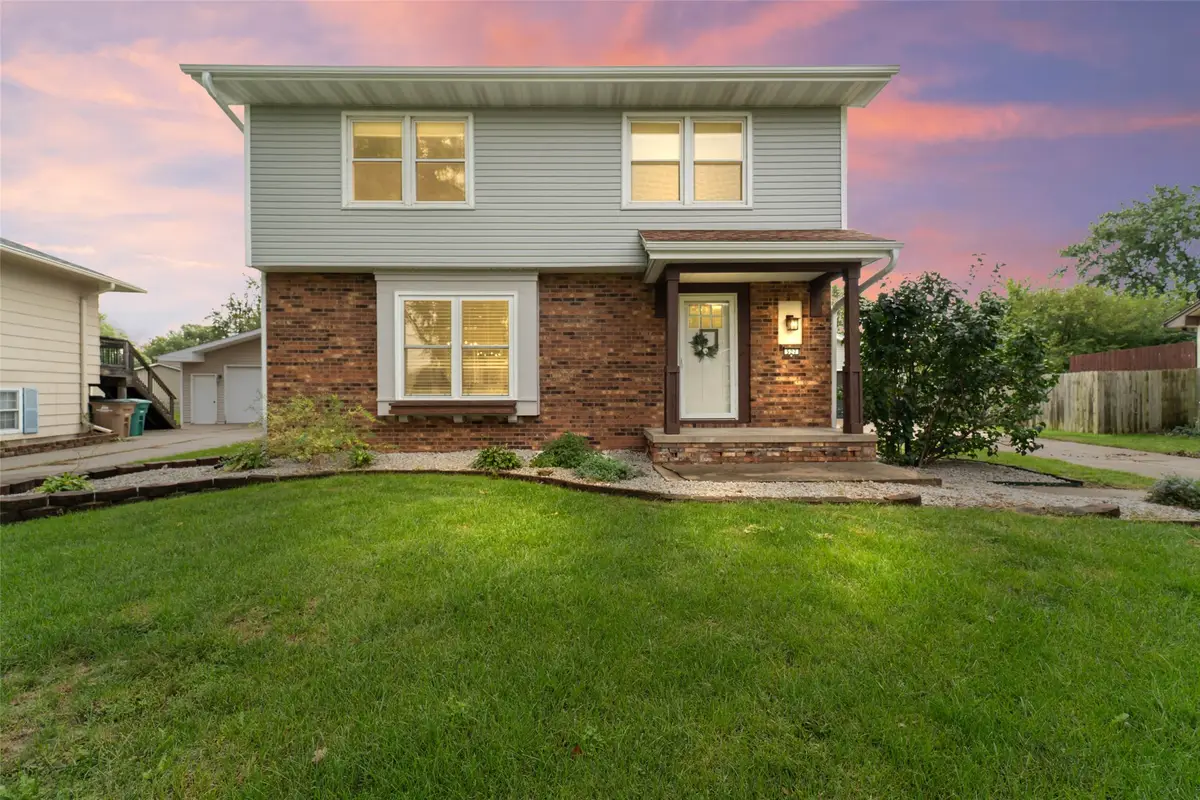 527 Village Court, Altoona, IA 50009 - #1