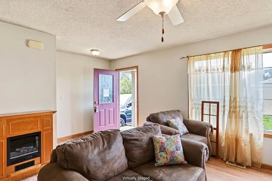 4615 E Merced Street, Des Moines, IA 50317 - #3