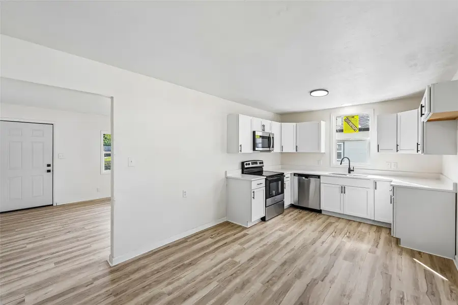 2928 E 40th Street, Des Moines, IA 50317 - #3