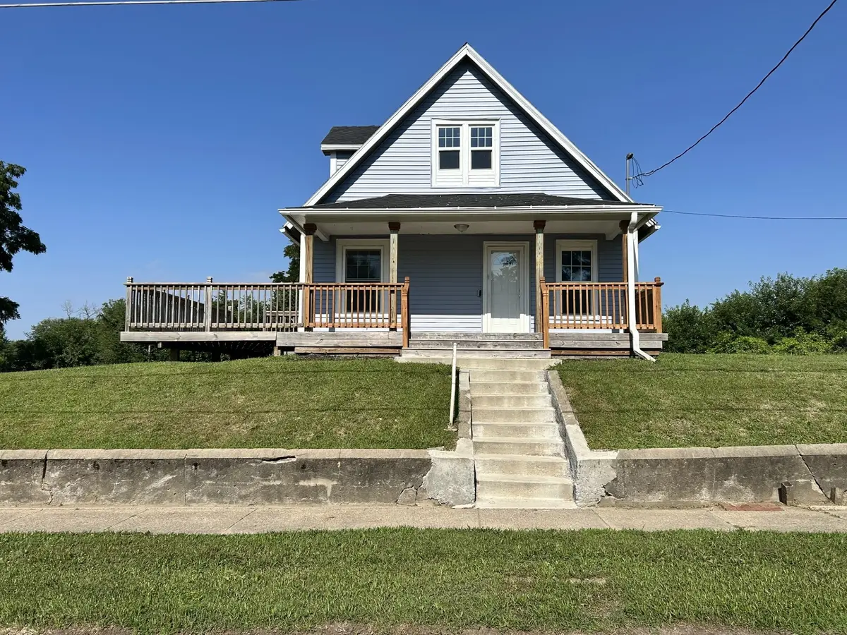 912 E 25th Court, Des Moines, IA 50317 - #1