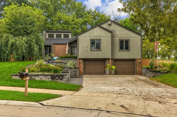 1800 NW 99th Court, Clive, IA 50325