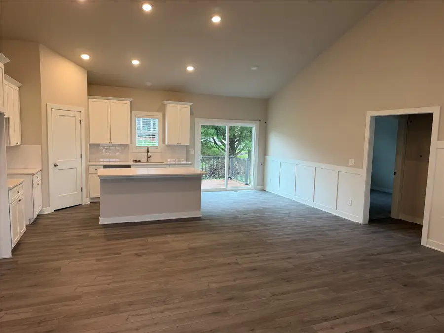2301 N 8th Avenue E, Newton, IA 50208 - #2