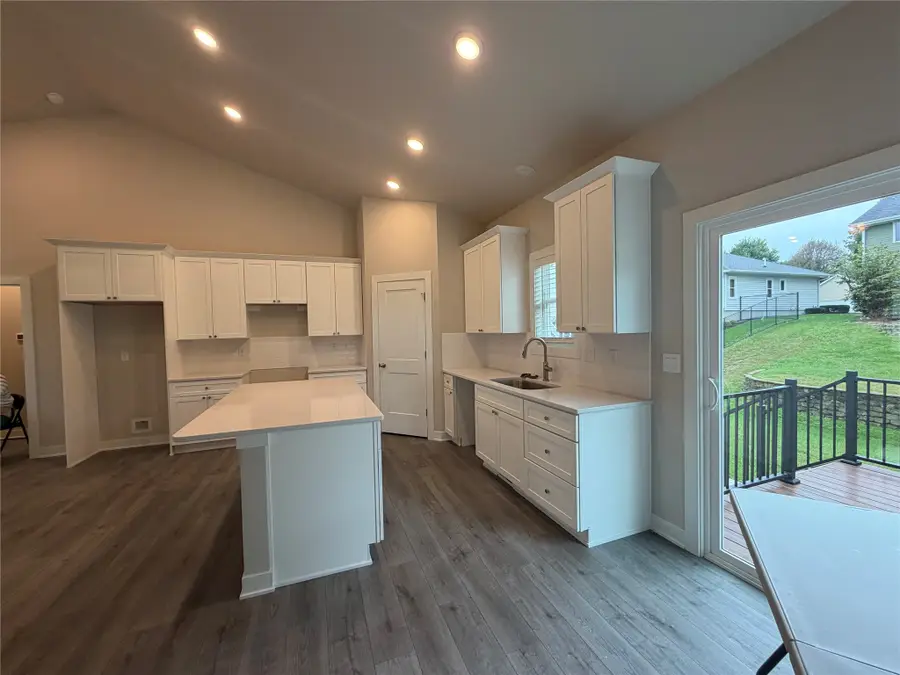 2301 N 8th Avenue E, Newton, IA 50208 - #3