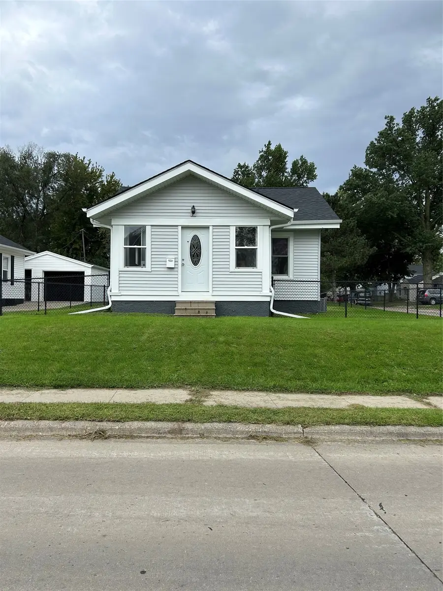 815 N 7th Avenue W, Newton, IA 50208 - #3