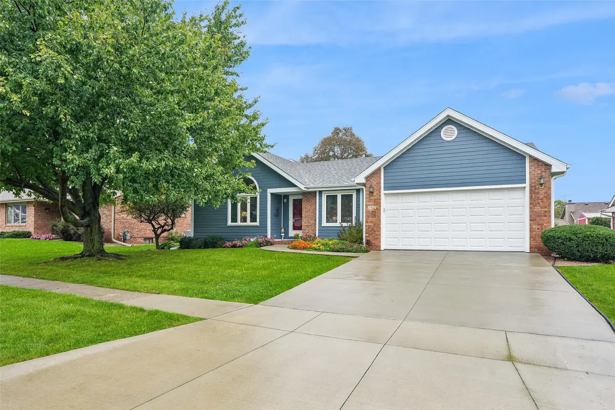 2402 N 7th Avenue E, Newton, IA 50208 - #1