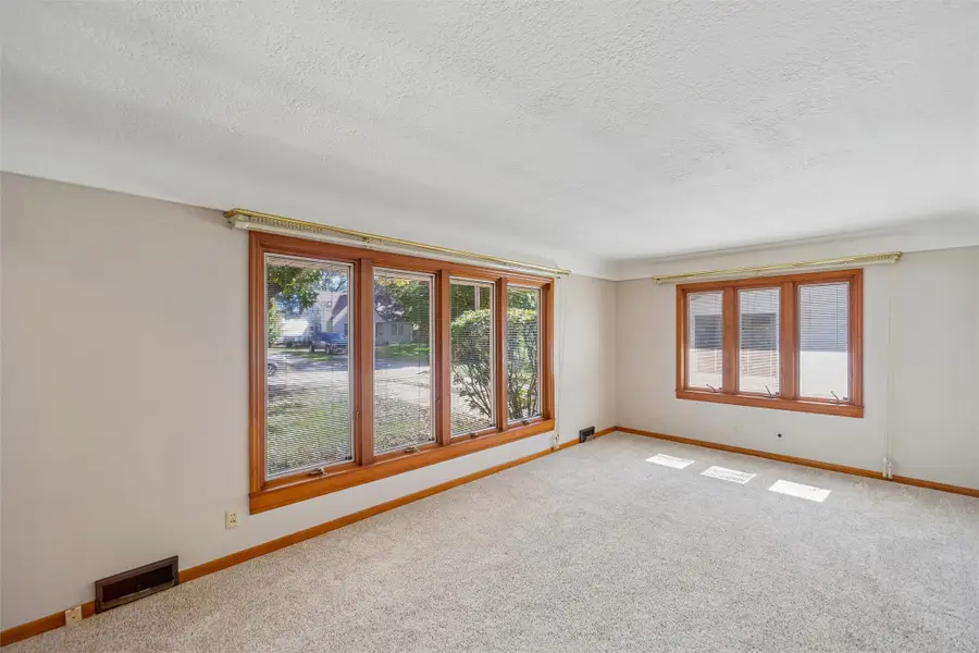 4128 E 7th Street, Des Moines, IA 50313 - #3