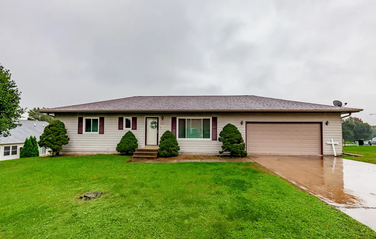 210 E 24th Street S, Newton, IA 50208 - #1