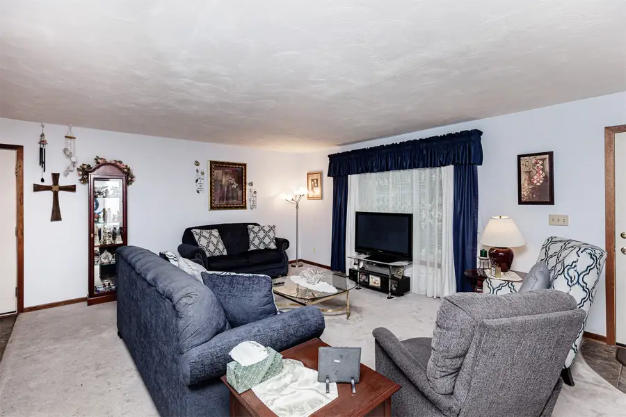 210 E 24th Street S, Newton, IA 50208 - #3