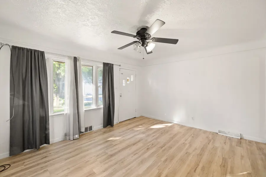 2904 Maple Street, Des Moines, IA 50317 - #3