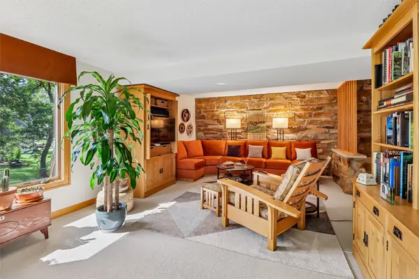 211 E Hughes Circle, Des Moines, IA 50315